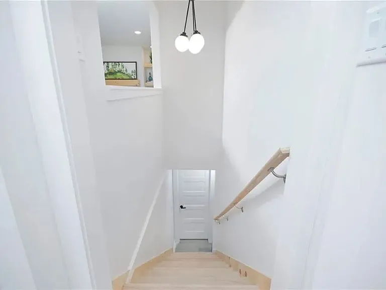 220 Napoleon Dr SW — Photo 19