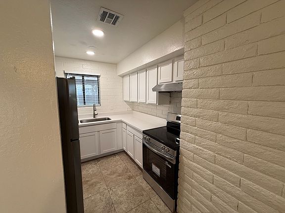 3rd image of 3325 E Pinchot Ave #16