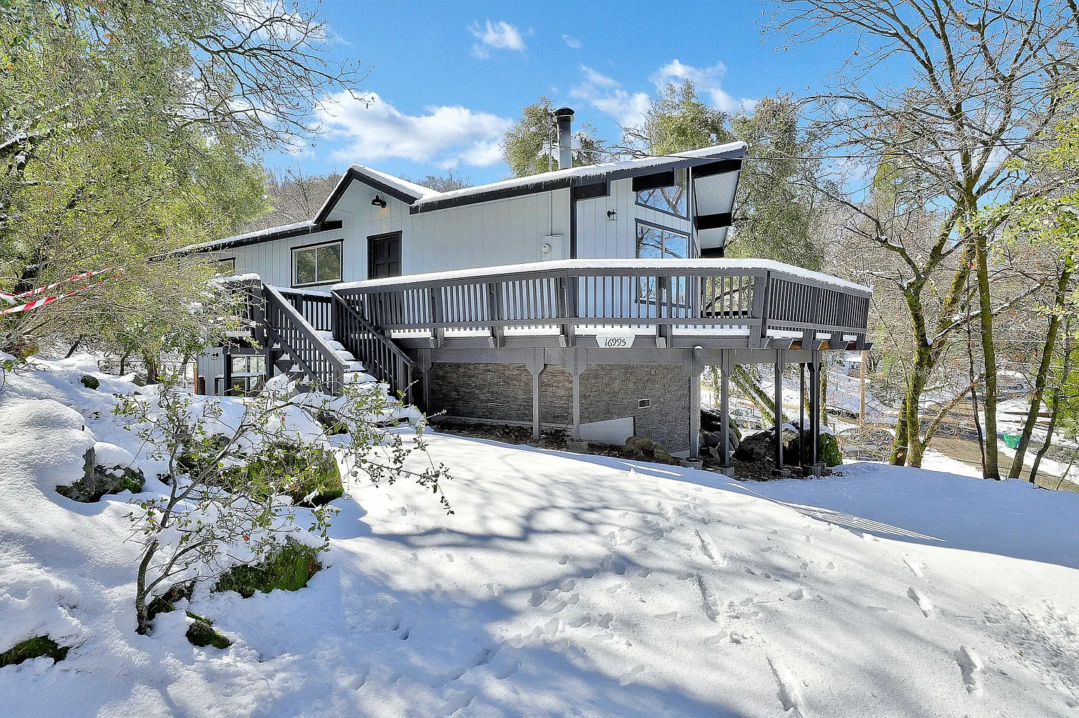 16995 Columbia River Dr photo 1