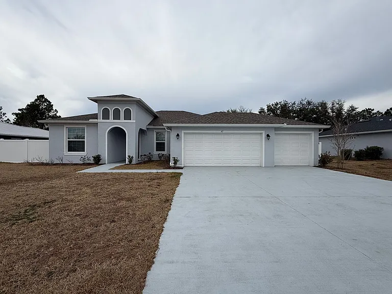 47 La Mancha Dr — Photo 2