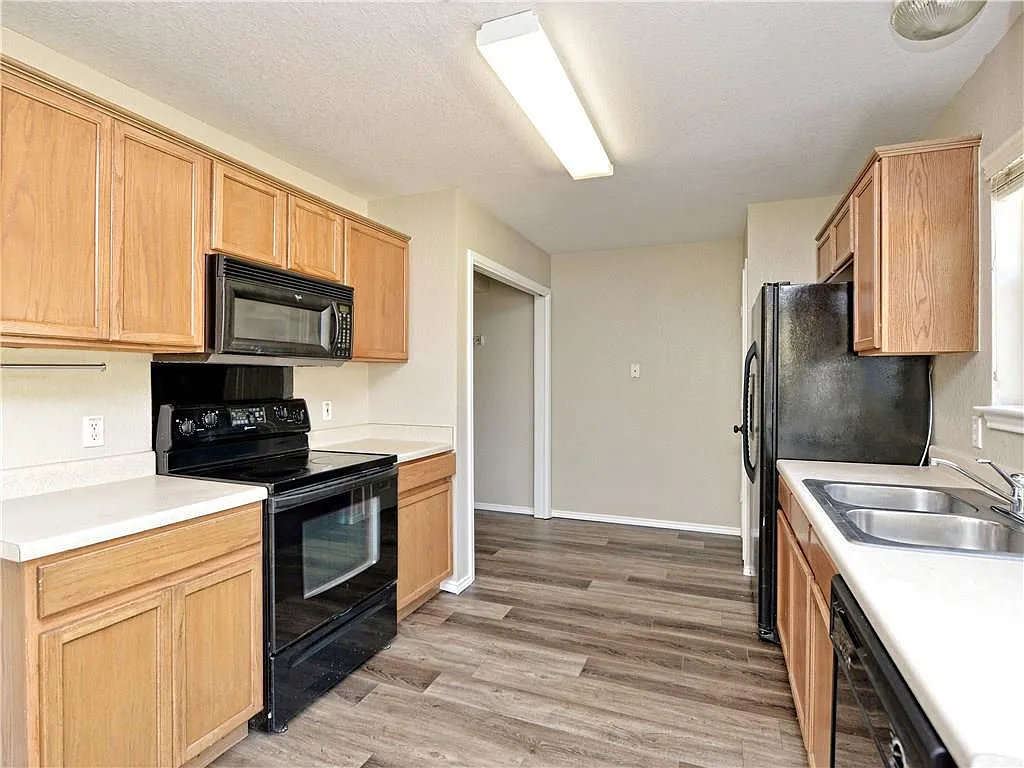 3 bed, 2.5 bath, 1351 sqft, $1,900 — Photo 3