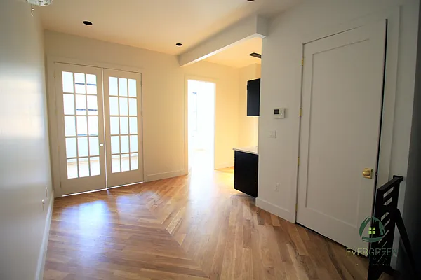 Rented by Evergreen Apartments BK | media 37