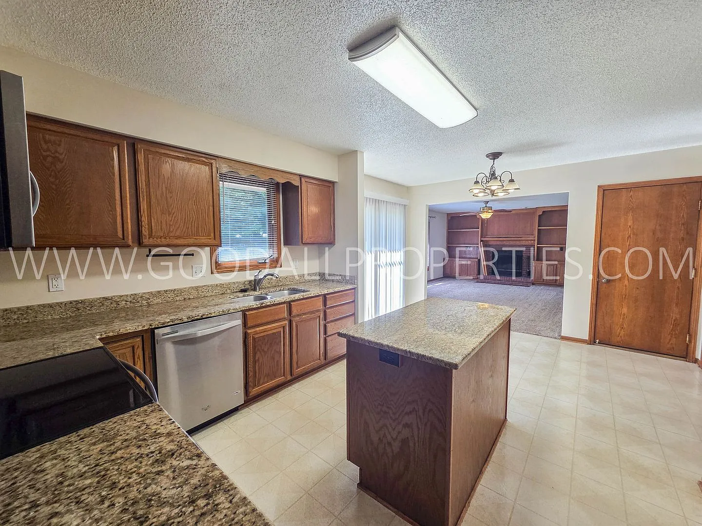 Special: Move in and pay no rent until October 1st! Charming 3 Bedroom in West Des Moines Home fo... — Photo 4