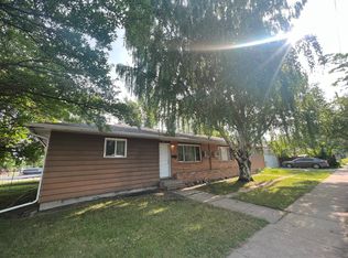 4 Bed / 1 Bath across the street from MSUM Available NOW!, Moorhead, MN 56560