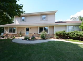 N76W15458 Prairie Ln, Menomonee Falls, WI 53051