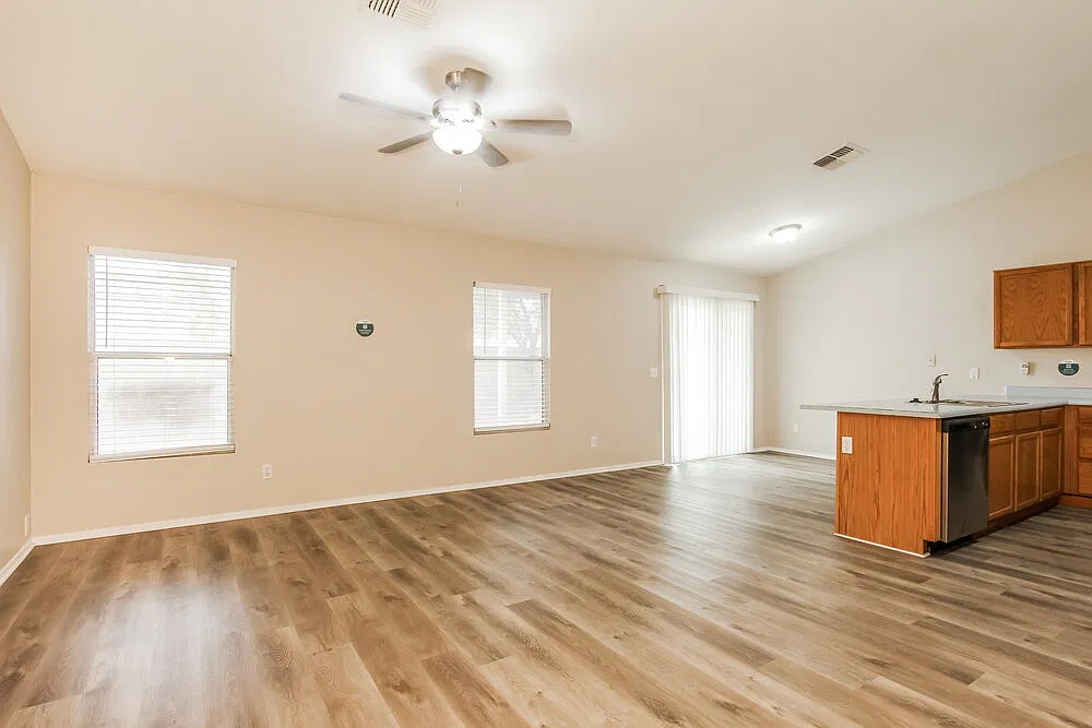 3 bed, 2.0 bath, 1241 sqft, $2,340 — Photo 3