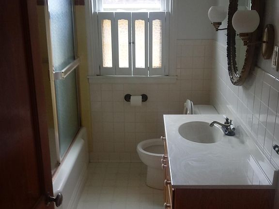 Bathroom. Clean. Everything works strong water pressure