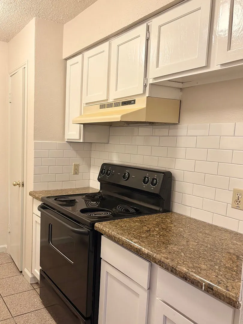 Move-In Ready Condo with Pool, Fireplace in Prime Richardson ISD Location — Photo 3