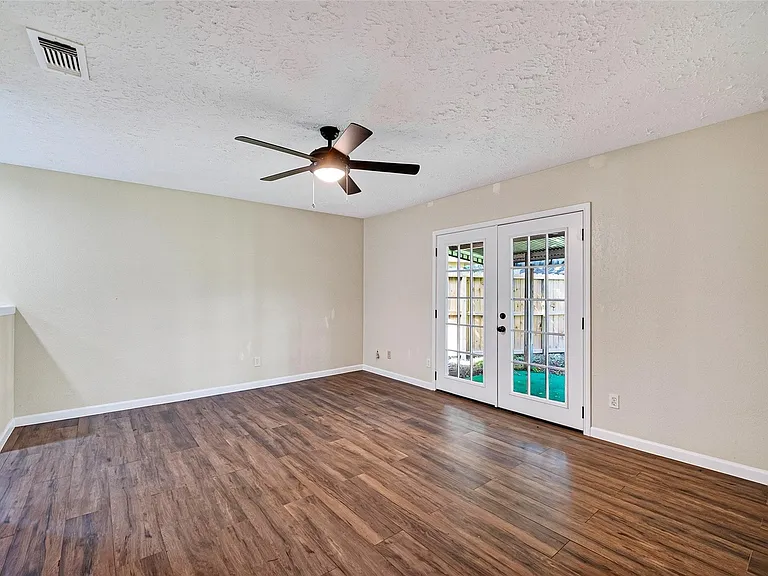 711 Leicester Ln — Photo 30