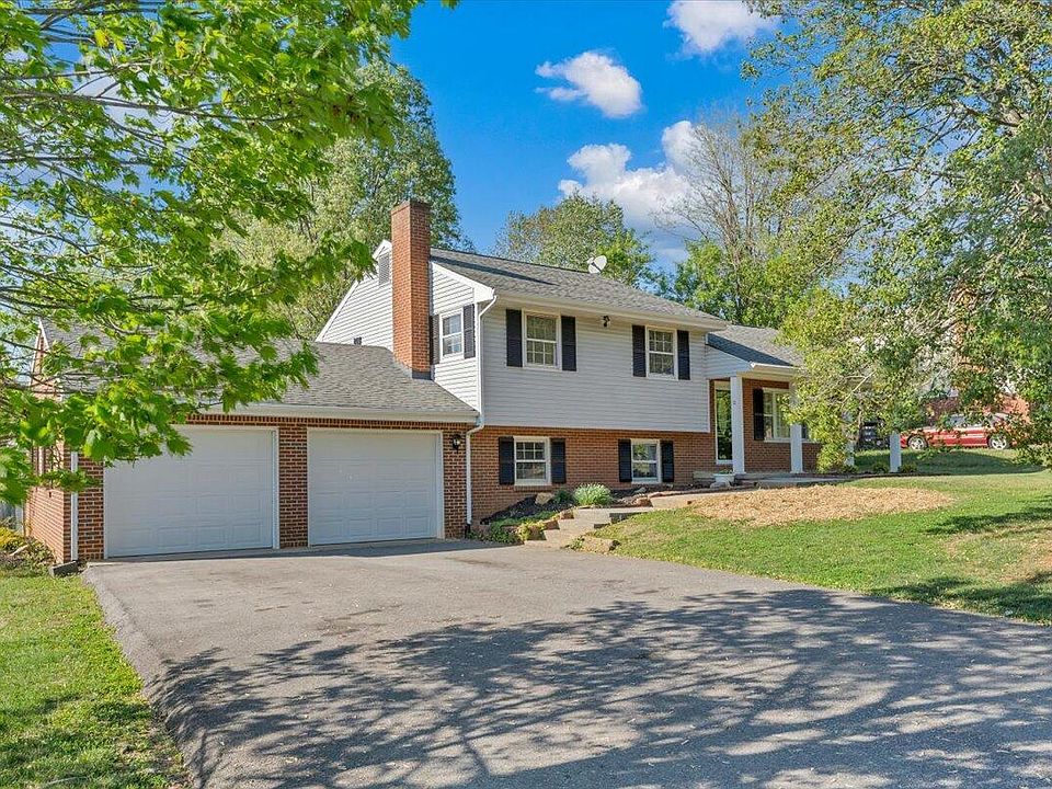 1st image of 10 Chelsea Dr