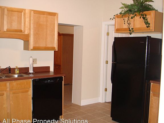 3rd image of 609 Hampshire St #1/2