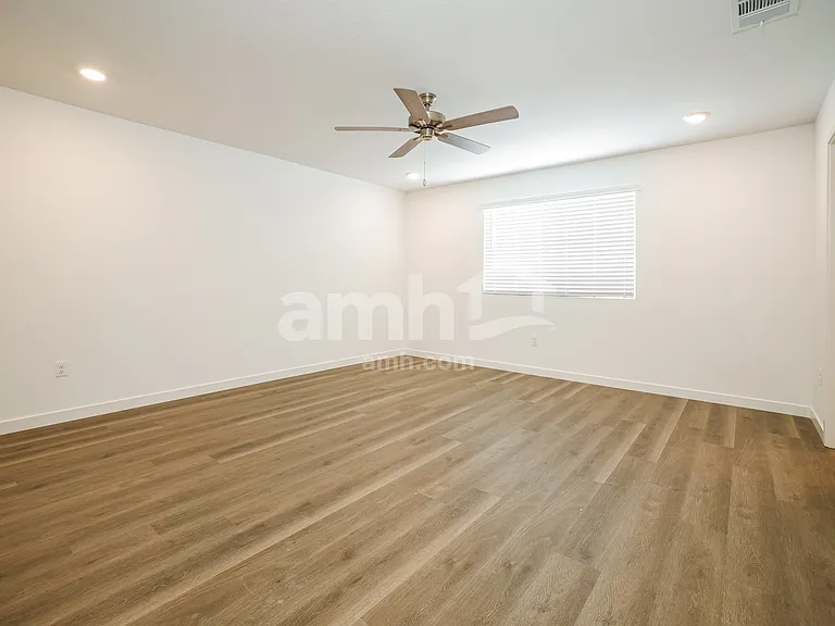 2391 Monroe Ave — Photo 8