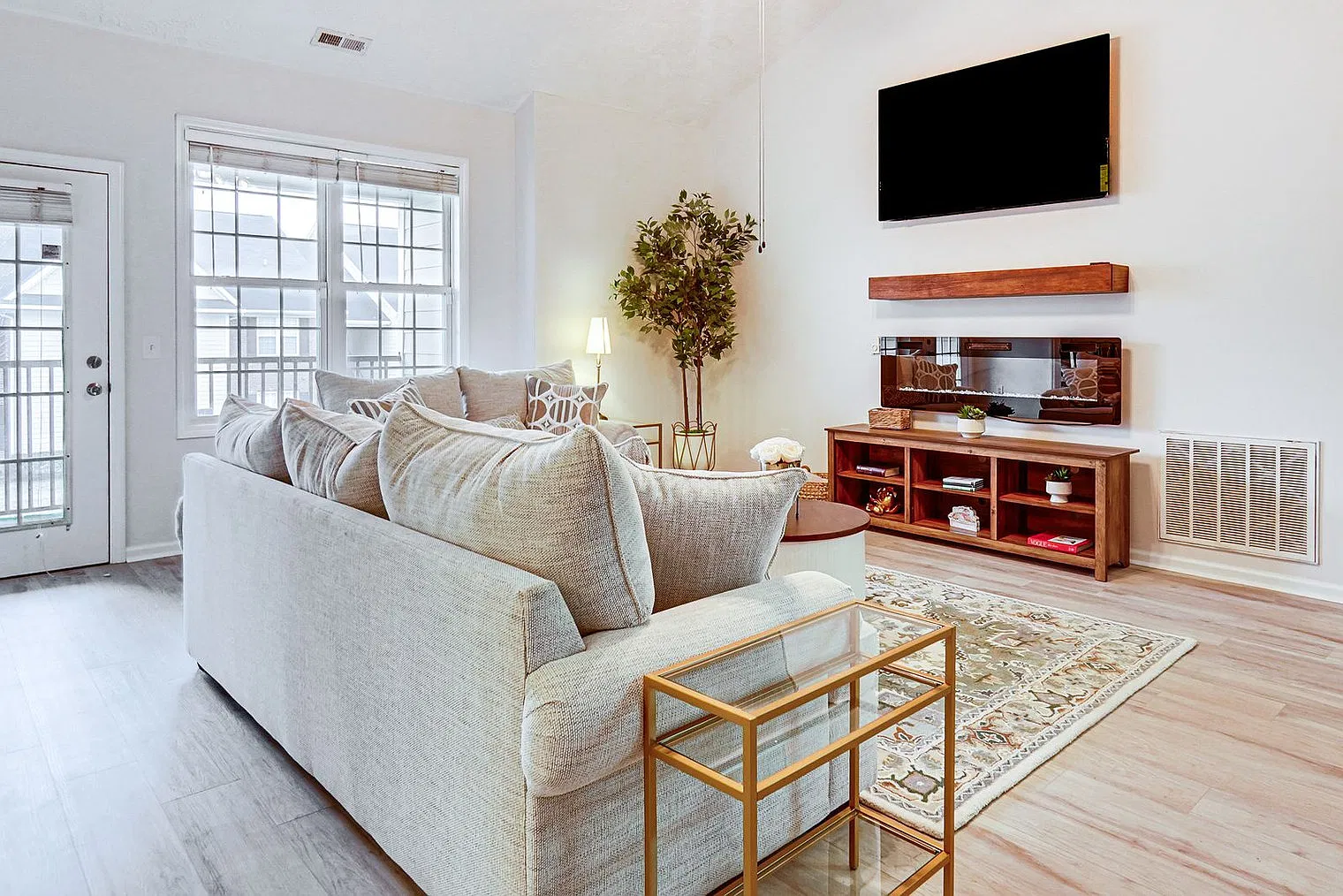 3 bed, 2.0 bath, 1528 sqft, $2,386 — Photo 3