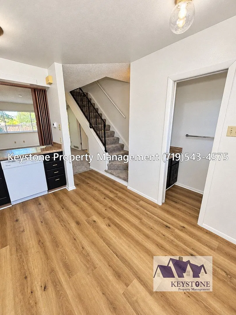 Take $625 Off 1st Month & App Fee Reimbursed! Updated Belmont Townhome $1250/$1250 — Photo 2