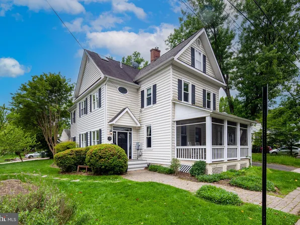102 S Kensington St, Arlington, VA 22204