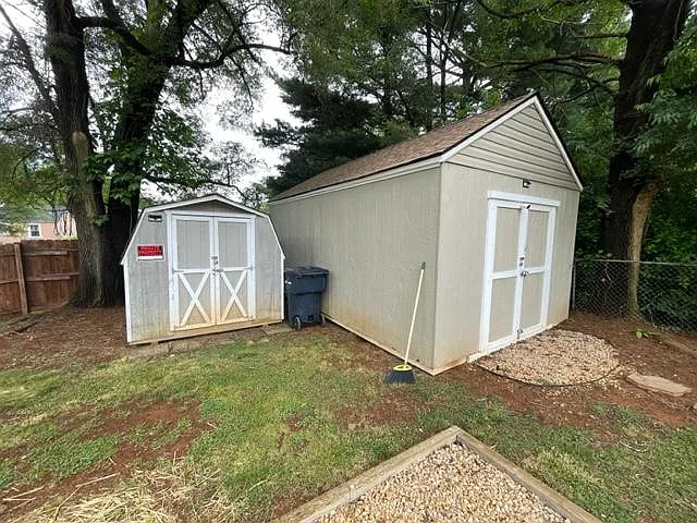 2 Storage units included