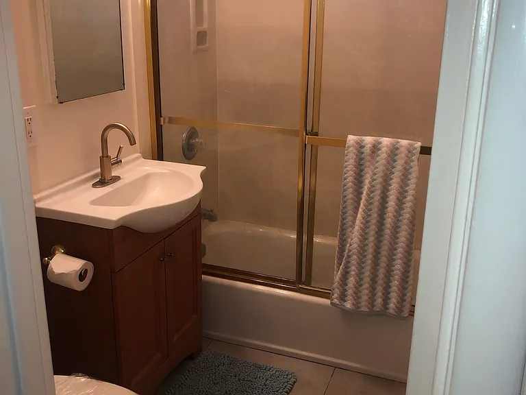 627 Rose Ave #4 — Photo 5