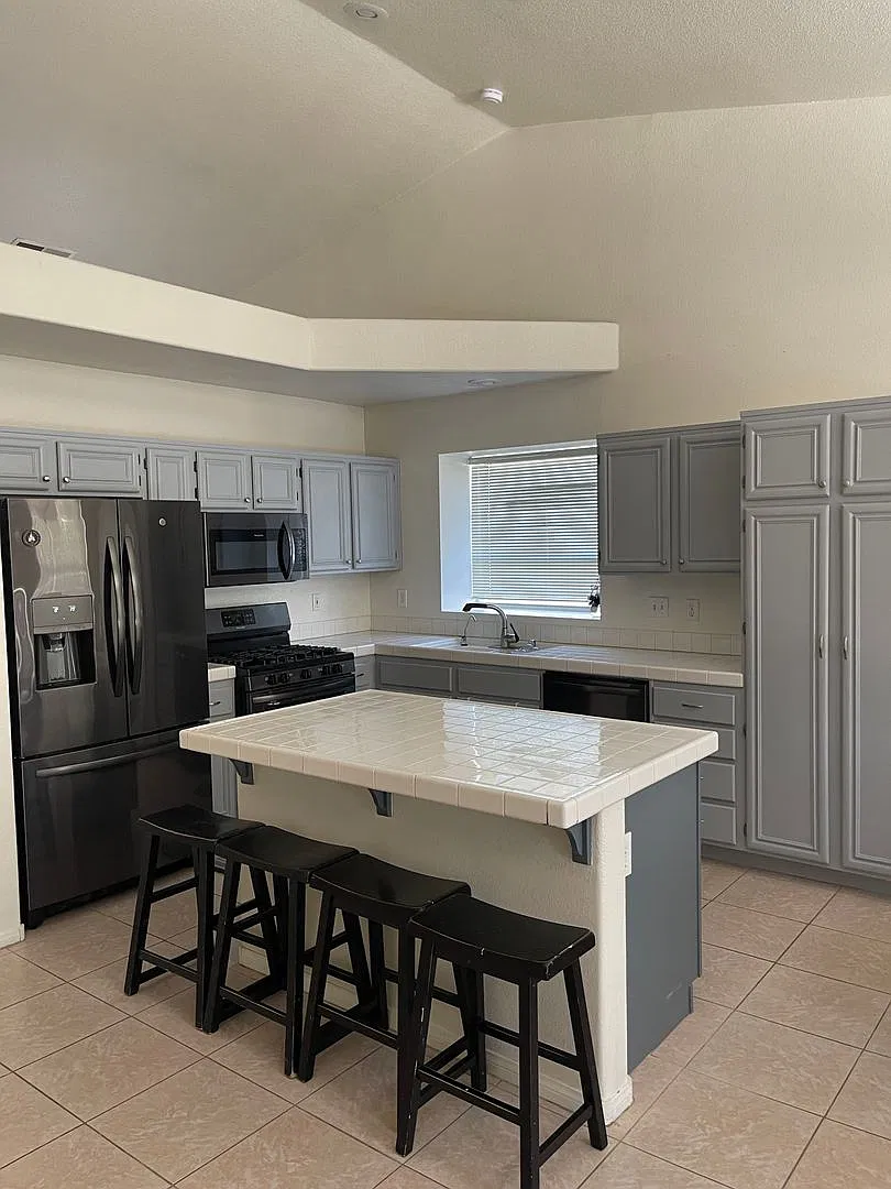 1 Story home in Henderson — Photo 2
