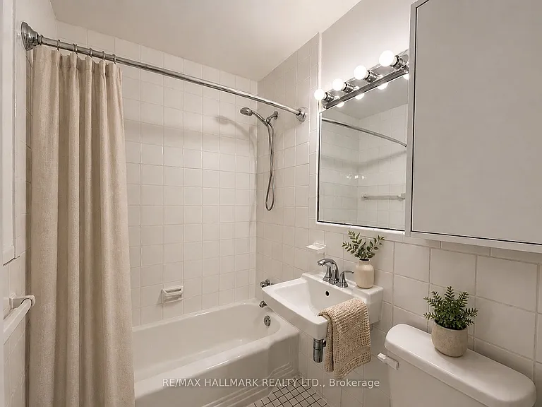 30 Upper Canada Dr #301 — Photo 7