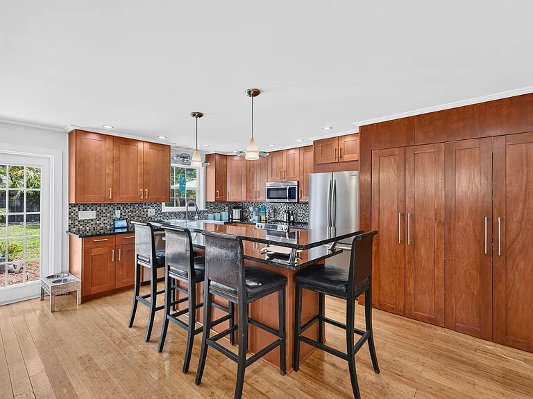 601 NE 14th Pl — Photo 9
