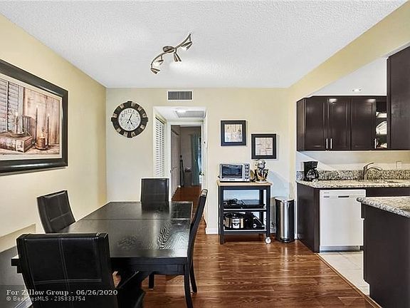 3rd image of 2151 Cambridge Cir #G