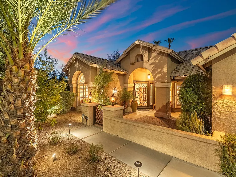 372 W Amoroso Dr — Photo 164