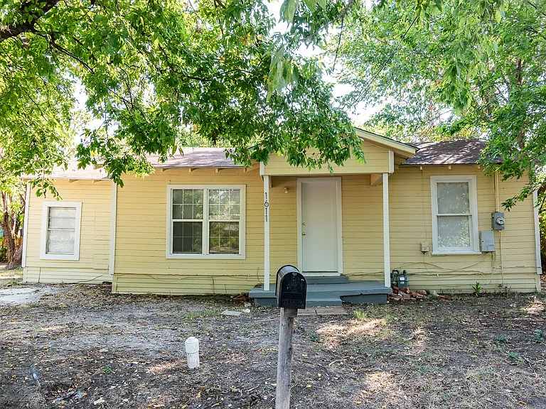 1611 Clark St — Photo 2