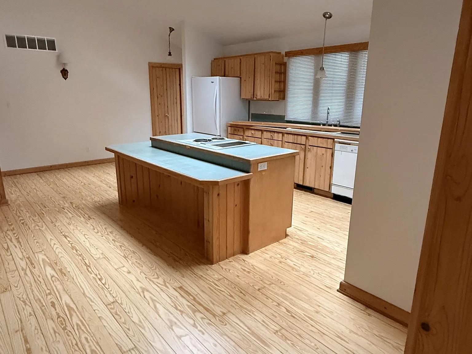 3 bed, 1336 sqft, $2,200 — Photo 3