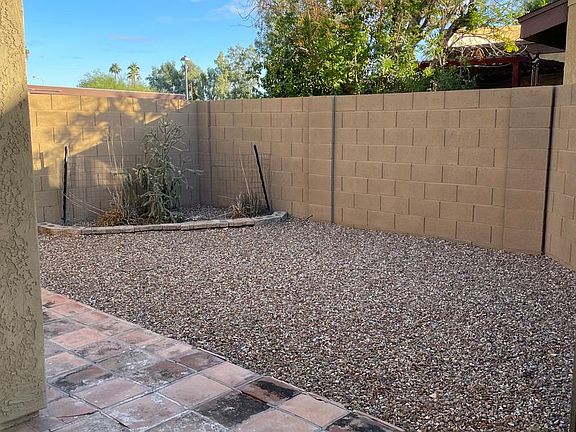 3rd image of 913 S Hacienda Dr