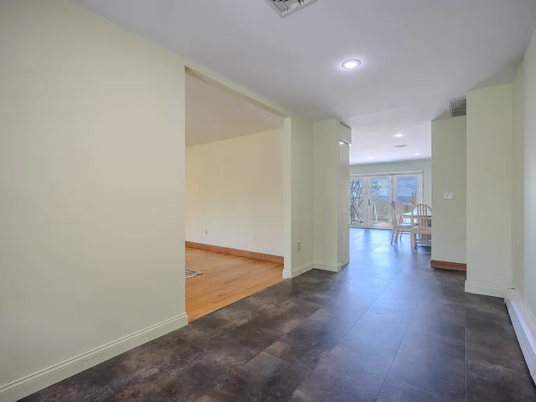 19-21 Lamela Dr — Photo 3