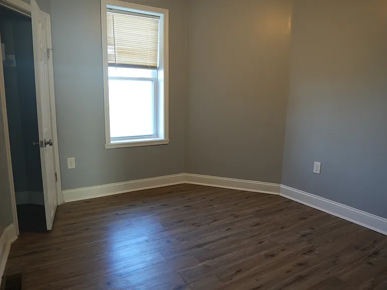 1204 Bonaparte Ave — Photo 9