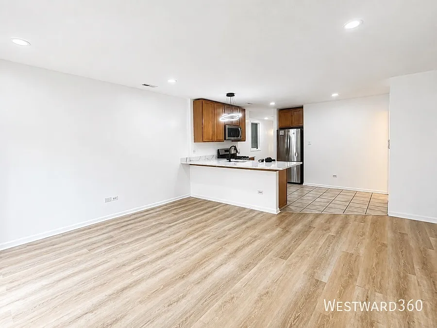 Modern 3BR/2BA Ground Unit with Private Patio & Shared Deck Near the Illinois Medical District — Photo 2