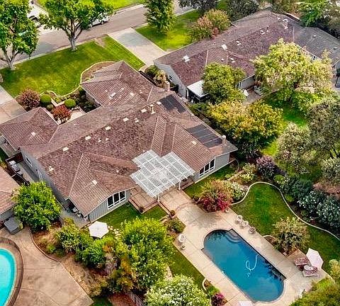 3rd image of 835 El Chorro Way