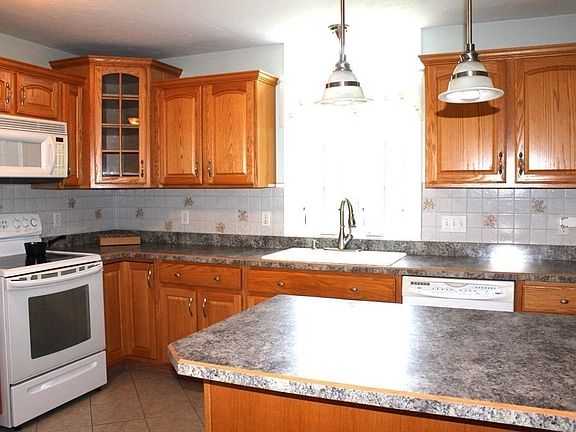 5th image of 324 Blackstone St