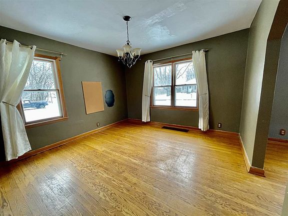 5th image of 1227 Banks St