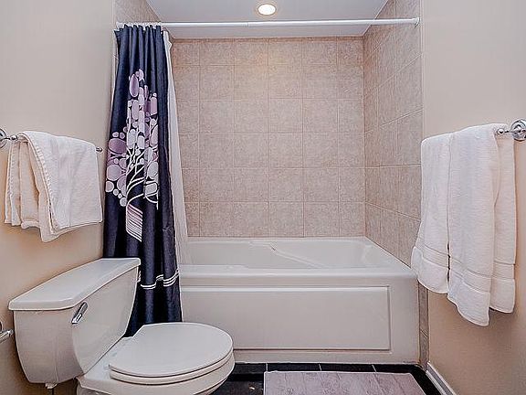 5th image of 2742 N Wolcott Ave #2