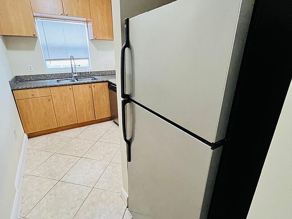 5th image of 952 Bay Dr #6