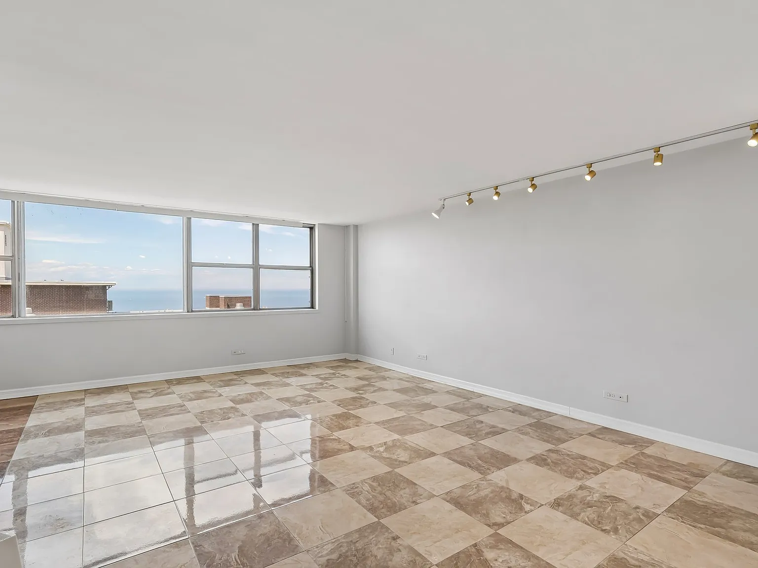 2 bed, 1400 sqft, $2,700 — Photo 2