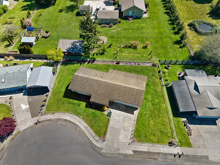 630 Bender Ln — Photo 32