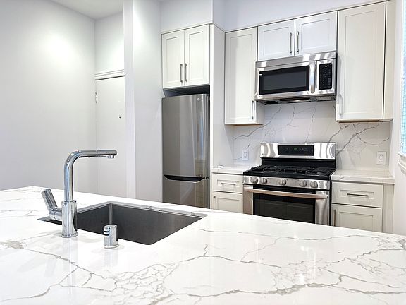 4th image of 1710 Larkin St APT 10