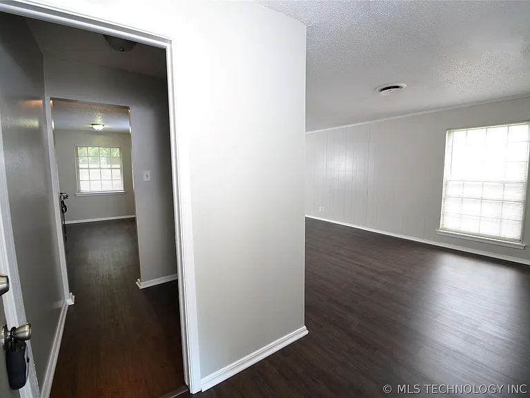 4713 S Fulton Pl — Photo 3