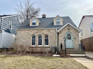 1623 E Beverly Rd, SHOREWOOD, WI 53211