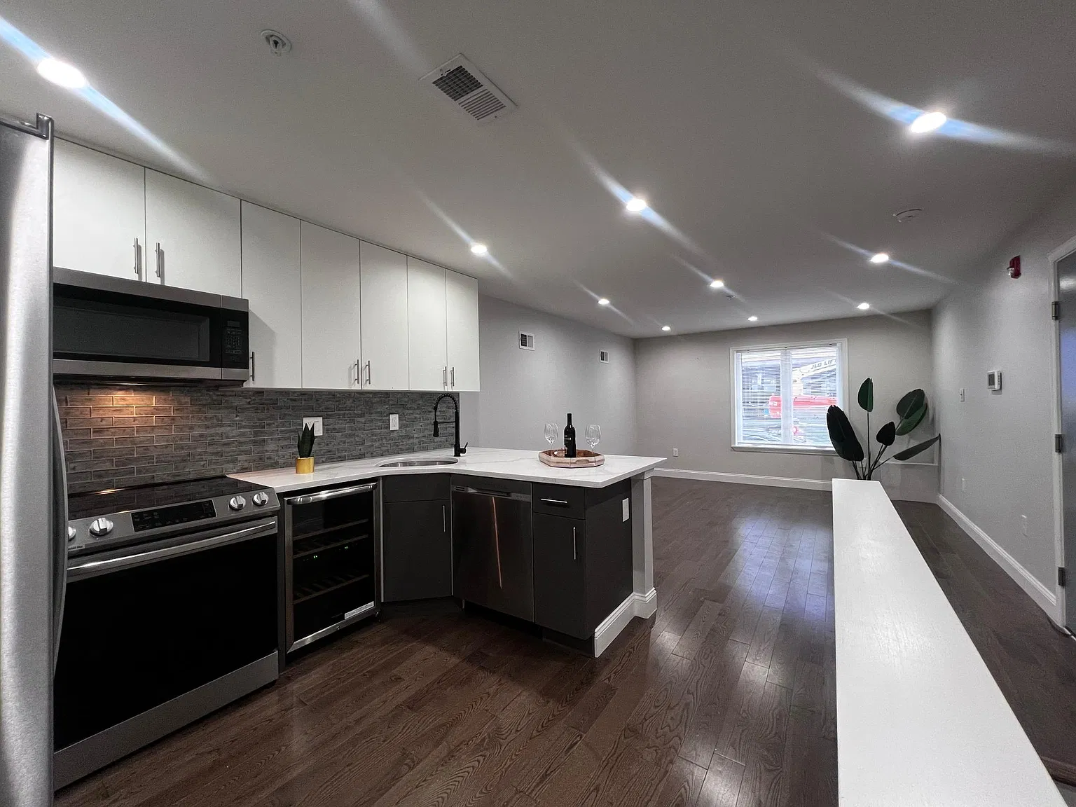 3 bed, 1400 sqft, $2,650 — Photo 2