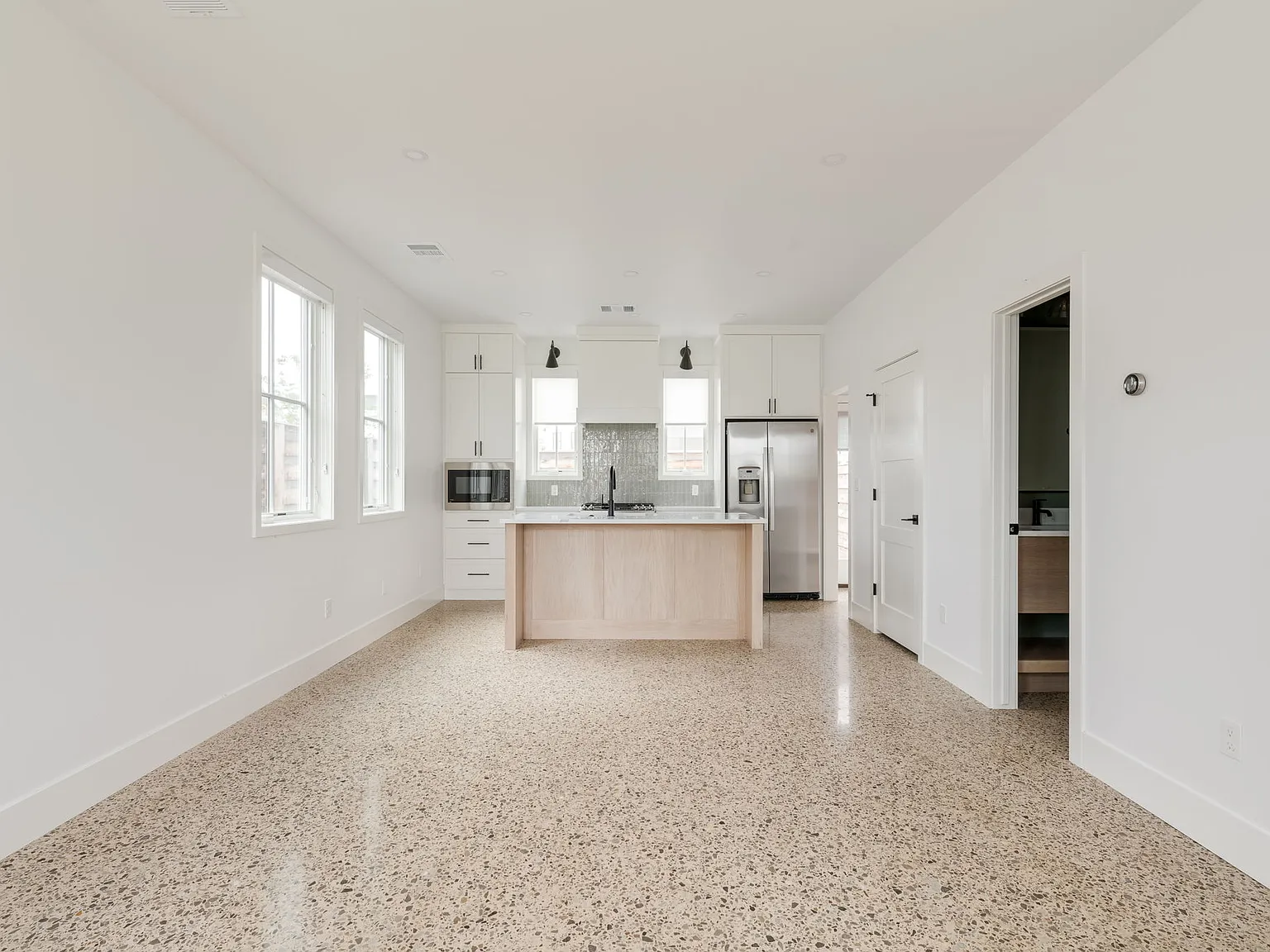 2 bed, 1.5 bath, 906 sqft, $2,200 — Photo 4