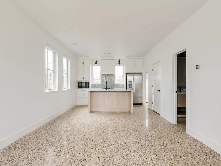1032 Hangar Dr — Photo 4