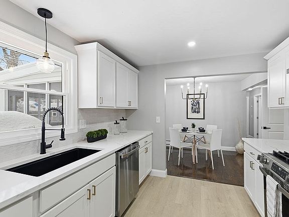 3rd image of 28 Ruth Dr