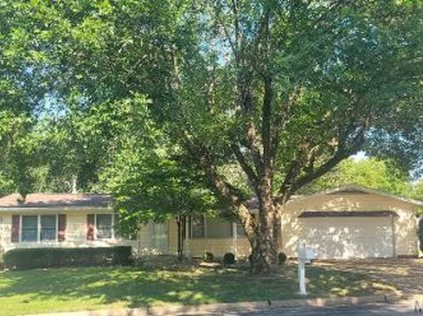 14 Connie Dr, Saint Charles, MO 63301