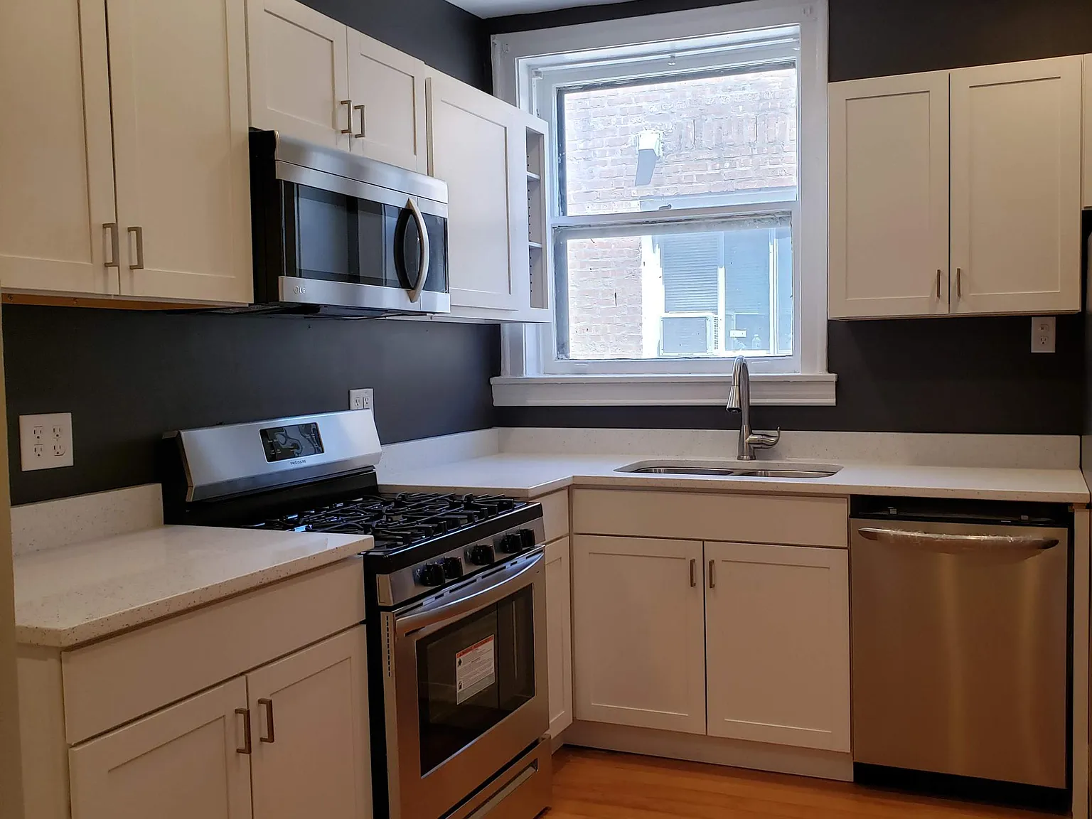 2 bed, 1100 sqft, $1,899 — Photo 1