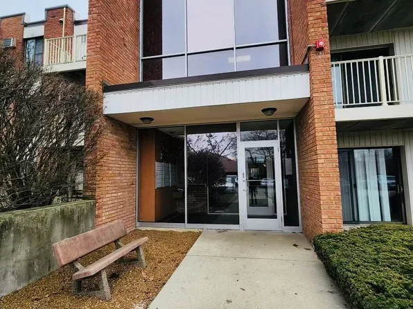 300 W Fullerton Ave APT 222, Addison, IL 60101