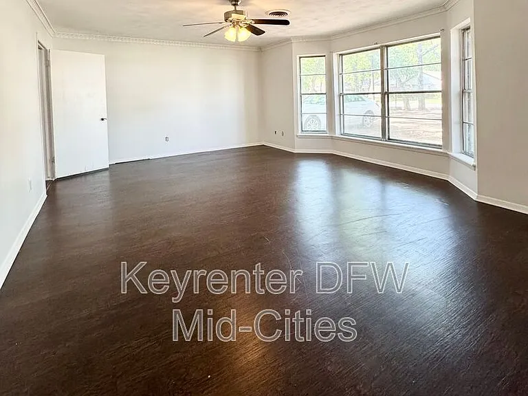 313 Robinhood Dr — Photo 3